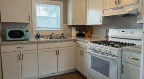 Roomy single bedroom with a huge back yard - Image 3