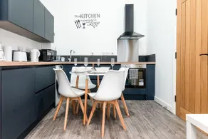 Deluxe 2 Bedroom Apartment In City Centre - Image 3