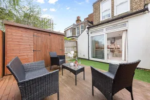 Elegant Oasis - 2 Bed - Garden - 65 inch TV & Netflix - Image 5