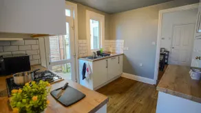 Spacious Bromley Home w Parking available and Outside Dining - Image 5