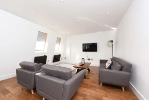 Spacious 3BR Apartment Next to Clapham Junction, 1Min to Trains, Battersea - Image 4