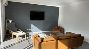 Modern 3 bed 2 bath house, parking and outdoor space - Image 4