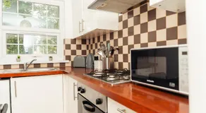 Cosy Urban Family Flat - Zone 2 With Free Parking, 3 mins to Queens Road Peckham station - Long term Availability - Image 5