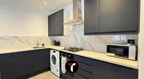 Spacious 2 Bed 2 Bath Flat with Free parking - Image 3