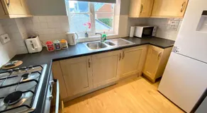 2 Bedroom Flat near Redhill train station, easy access to Gatwick & London - Image 3