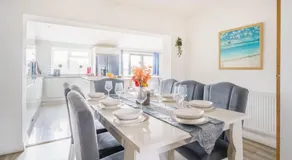 Spacious 4-Bedroom with free parking spaces for contractors and business travellers - Image 5