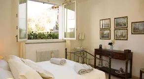 Appartamento con giardino e parcheggio privato - Image 2