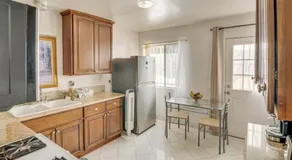 Walk to Eats! Commuter-Friendly Apt in Van Nuys - Image 3