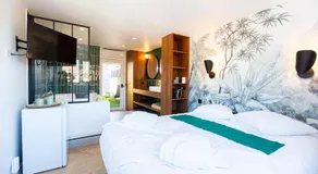Love Room du Mont d'Or - Baignoire SPA - Minibar offert - Image 2