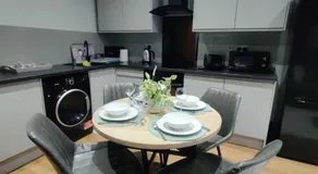 Leeds Gateway Apartment - Image 3