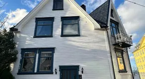 Downtown Historical House with Renovated apartments free P near - Image 5