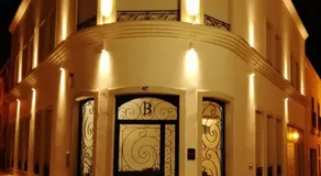 Bowen, Luxury Suites - Image 4