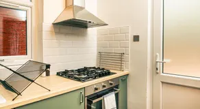 Luxury 3BD Manchester Home with Games Room Sleeps 10 - Image 5