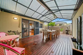 Entire home in Scarborough - Image 4