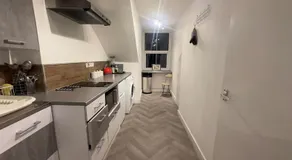 Modern Stay in Ashford Town Centre 5min to Station - Image 4