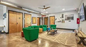 Pet friendly queen room for 2 - Image 5
