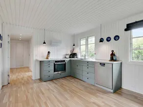 Renoveret sommerhus nær fjord - Stor terrasse, have & plads til 7 gæster - Image 4