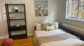Charming & Cosy Town Centre Home with Parking - Image 2