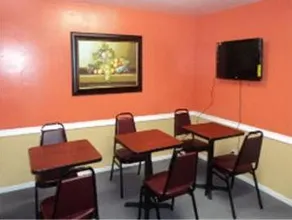 Bishop Elms Motel - Image 4