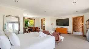 Spacious Family Home with Iconic Views - Image 2
