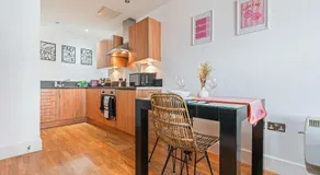 #119 City Lights and Comfort Arcadian Apartment- 5 mins to Birmingham Hippodrome - Sleeps 2- " Perfect for business traveler and couples - Free Parking" - Image 3