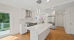 Soaking Tub Luxury 3-Bedroom TownHouse - Image 3