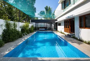 90s Villa - Image 2