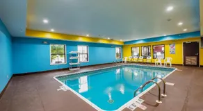 Econo Lodge Inn & Suites - Image 4