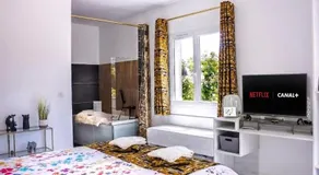 Domaine Des Lucques Chambre d'hôtes de Luxe au cœur d'oliveraie avec piscine miroir - Image 2