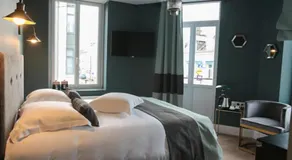 Hotel Des Arts - Image 2