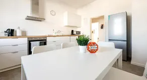 Modern & Chic Apartment with Balcony in Offenbach - Image 2