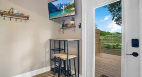 Lake view that is 10mins to Downtown and Parks for 2 Guests - Image 3