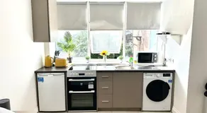 Bright Modern, Private Apartment,15 Mins To Central London - Image 3