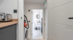 Trendy 1 Bedroom Flat near Leeds City with Free Parking, Ideal for Contractors & Long Stays - NordStay - Image 3