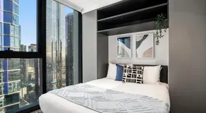 Stunning 2BR Apartment in Melb CBD with Pool and Gym - Image 2