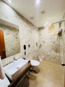 EAST TOWN HOTEL - Image 5
