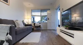 B1 Airport Haven - Free Parking & Modern Serenity - Image 2