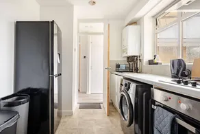 Elegant & Spacious 2-Bedroom Apartment in Wimbledon - Image 3