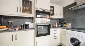 Five-Bedroom Home near Windsor and LEGOLAND, Free Parking - Image 4