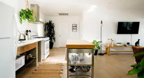 The Zen - Outdoor Shower, Gas Fireplace, Walkable to Shops & Restaurants - Image 2