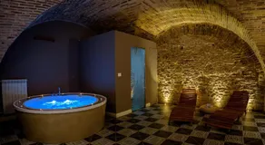 Marie Claire Apartments & Spa - Image 4