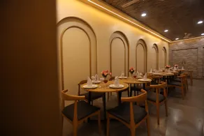Grey Oak Hotel - Image 2