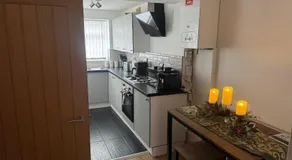 Knotty Ash - 3 Beds - Sleeps 6 - On-Site Parking - Image 3