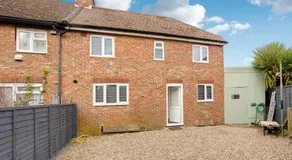 Elegant and Modern Recently Refurbished House - Image 2