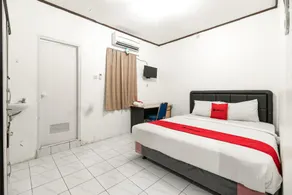 RedDoorz near Pondok Indah Water Park - Image 3