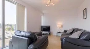 Modern 2 bedroom penthouse with free parking - Image 3
