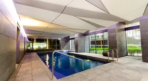2BR CBD pad, city views, free parking, pool, gym - Image 5
