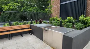Cosy Unit Near Light Rail - Image 3