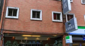 Red Cabin Inn - Image 2