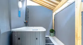 Stylish Stokes Croft Apartment, private hot tub - Image 4